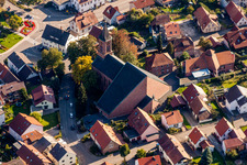 Vue aérienne de Église Saint-Wendelin à le quartier Reichenbach in Waldbronn dans le département Bade-Wurtemberg, Allemagne