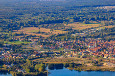 Vue aérienne de Vue de la ville derrière le lac Schauffele à Wörth am Rhein dans le département Rhénanie-Palatinat, Allemagne