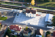 Vue aérienne de Bâtiment de la gare et voies ferrées de la gare à Kandel dans le département Rhénanie-Palatinat, Allemagne