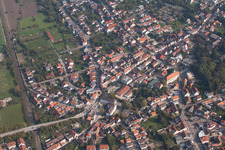 Vue aérienne de L'hôtel de ville à le quartier Bad Langenbrücken in Bad Schönborn dans le département Bade-Wurtemberg, Allemagne