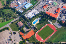 Vue aérienne de Piscine extérieure Östringen et terrains de sport du club de tennis Blau-Weiß eV Östringen à Östringen dans le département Bade-Wurtemberg, Allemagne
