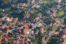 Vue aérienne de Mühlstr à le quartier Untergimpern in Neckarbischofsheim dans le département Bade-Wurtemberg, Allemagne