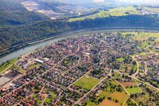 Vue aérienne de Vue de la ville sur le Neckar depuis le nord-ouest à le quartier Michaelsberg in Haßmersheim dans le département Bade-Wurtemberg, Allemagne