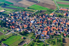 Vue aérienne de Vue du village depuis le sud à le quartier Bullenheim in Ippesheim dans le département Bavière, Allemagne