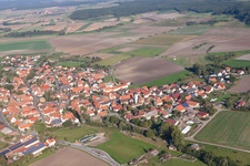 Vue aérienne de Quartier Nenzenheim in Iphofen dans le département Bavière, Allemagne
