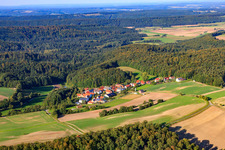 Vue aérienne de Village en bordure de forêt à le quartier Erlabronn in Scheinfeld dans le département Bavière, Allemagne