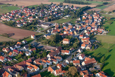 Vue aérienne de Bâtiments et parcs du manoir - domaine en Sambach à le quartier Sambach in Pommersfelden dans le département Bavière, Allemagne