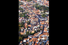 Vue aérienne de Vue des rues et des maisons des quartiers résidentiels à Hördt dans le département Rhénanie-Palatinat, Allemagne