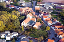 Vue aérienne de Heiligenberg, église à Hördt dans le département Rhénanie-Palatinat, Allemagne