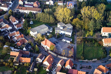 Vue aérienne de Heiligenberg, église à Hördt dans le département Rhénanie-Palatinat, Allemagne