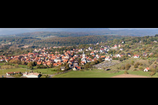 Vue aérienne de Panorama avec l'église au centre du village à Gœrsdorf dans le département Bas Rhin, France
