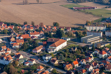 Vue aérienne de Collège Georges Holderith à le quartier Neulauterburg in Lauterbourg dans le département Bas Rhin, France