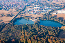 Vue aérienne de Étangs de carrière au sud à Hagenbach dans le département Rhénanie-Palatinat, Allemagne