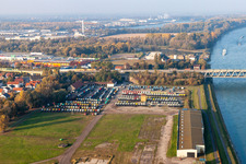 Vue aérienne de Entrepôt de camions à le quartier Maximiliansau in Wörth am Rhein dans le département Rhénanie-Palatinat, Allemagne