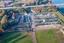 Vue aérienne de Entrepôt de camions à le quartier Maximiliansau in Wörth am Rhein dans le département Rhénanie-Palatinat, Allemagne