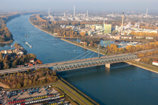 Rivière - Structures de pont de la route fédérale 10 et du chemin de fer régional sur le Rhin entre Karlsruhe Maxau et Wörth am Rhein à le quartier Maximiliansau in Wörth am Rhein dans le département Rhénanie-Palatinat, Allemagne hors des airs