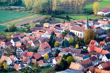 Vue aérienne de Rue principale / Kirchstr à Knittelsheim dans le département Rhénanie-Palatinat, Allemagne