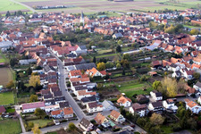 Vue aérienne de À Ludwigstr. à le quartier Ottersheim in Ottersheim bei Landau dans le département Rhénanie-Palatinat, Allemagne