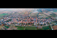 Vue aérienne de Vue sur le village à Zeiskam dans le département Rhénanie-Palatinat, Allemagne