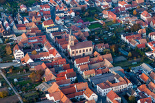 Vue aérienne de Église protestante Zeiskam à Zeiskam dans le département Rhénanie-Palatinat, Allemagne