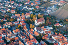 Vue aérienne de Bâtiment de l'église de Saint-Barthélemy à Zeiskam dans le département Rhénanie-Palatinat, Allemagne