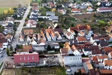 Vue aérienne de À Altsheimerstr à le quartier Ottersheim in Ottersheim bei Landau dans le département Rhénanie-Palatinat, Allemagne