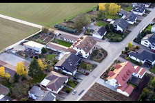 Vue aérienne de À Altsheimerstr à le quartier Ottersheim in Ottersheim bei Landau dans le département Rhénanie-Palatinat, Allemagne
