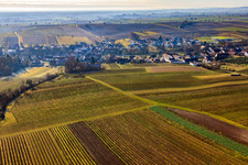 Vue aérienne de Vue du village derrière les vignes depuis le nord à Dierbach dans le département Rhénanie-Palatinat, Allemagne