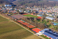 Vue aérienne de Terrains de sport du SpVgg 1920 Bad Bergzabern eV à Bad Bergzabern dans le département Rhénanie-Palatinat, Allemagne