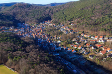 Vue du Dornöschen dans le Palatinat caché dans les montagnes de la forêt du Palatinat à Dörrenbach dans le département Rhénanie-Palatinat, Allemagne d'en haut