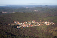 Paysage forestier et montagneux de la forêt du sud du Palatinat à Dörrenbach dans le département Rhénanie-Palatinat, Allemagne d'en haut