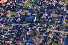 Vue aérienne de Église catholique à le quartier Rechtenbach in Schweigen-Rechtenbach dans le département Rhénanie-Palatinat, Allemagne