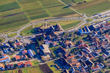 Vue aérienne de Porte allemande des vins du Palatinat et restaurant à le quartier Schweigen in Schweigen-Rechtenbach dans le département Rhénanie-Palatinat, Allemagne