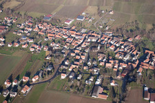 Steinseltz dans le département Bas Rhin, France du point de vue du drone