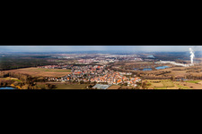 Vue aérienne de Panorama - vue en perspective des rues et des maisons des quartiers résidentiels à le quartier Sondernheim in Germersheim dans le département Rhénanie-Palatinat, Allemagne