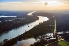 Vue aérienne de Prairies inondées du Rhin à le quartier Sondernheim in Germersheim dans le département Rhénanie-Palatinat, Allemagne