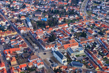 Vue aérienne de Sainte-Marie, Administration municipale Philippsburg et Place du Marché à Philippsburg dans le département Bade-Wurtemberg, Allemagne