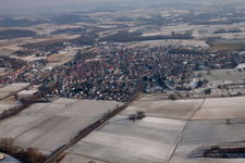 Vue aérienne de En hiver depuis l'ouest à le quartier Münzesheim in Kraichtal dans le département Bade-Wurtemberg, Allemagne