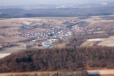 Vue aérienne de Du sud à le quartier Neuenbürg in Kraichtal dans le département Bade-Wurtemberg, Allemagne