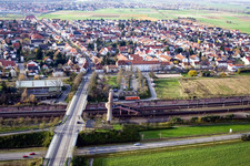 Vue aérienne de Passage piéton et gare depuis l'est à Neulußheim dans le département Bade-Wurtemberg, Allemagne