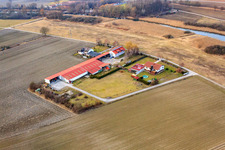 Vue aérienne de Aussiedlerhof sur le Vieux Rhin à Neupotz dans le département Rhénanie-Palatinat, Allemagne