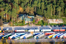 Vue aérienne de Aire de repos d'autoroute Am Hockenheimring Ost sur l'itinéraire et les directions du trafic du BAB 6 à Hockenheim dans le département Bade-Wurtemberg, Allemagne