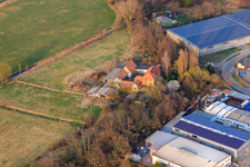 Vue aérienne de Barthelsmühle à le quartier Minderslachen in Kandel dans le département Rhénanie-Palatinat, Allemagne