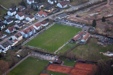 Terrains de sport à le quartier Ingenheim in Billigheim-Ingenheim dans le département Rhénanie-Palatinat, Allemagne d'en haut