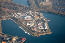 Vue aérienne de Installations de quai et amarrages de navires sur le bassin portuaire du port intérieur du Rhin avec poste d'amarrage pour le Motorboot-Sportverein Germersheim eV à Germersheim dans le département Rhénanie-Palatinat, Allemagne
