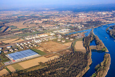 Parc de stockage de Tanquid à l'aérodrome depuis l'est à Speyer dans le département Rhénanie-Palatinat, Allemagne d'en haut