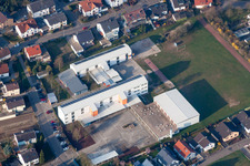 Vue aérienne de Terrains d'école et école primaire Berghausen et école secondaire plus Dudenhofen-Römerberg à le quartier Berghausen in Römerberg dans le département Rhénanie-Palatinat, Allemagne
