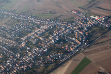 Vue aérienne de Viehtriftstr à le quartier Heiligenstein in Römerberg dans le département Rhénanie-Palatinat, Allemagne