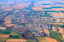 Vue aérienne de Vue de la ville sur la B9 depuis le nord-est à Schwegenheim dans le département Rhénanie-Palatinat, Allemagne