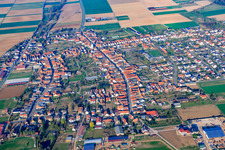 Vue aérienne de Vue du dortoir depuis l'est à le quartier Ottersheim in Ottersheim bei Landau dans le département Rhénanie-Palatinat, Allemagne